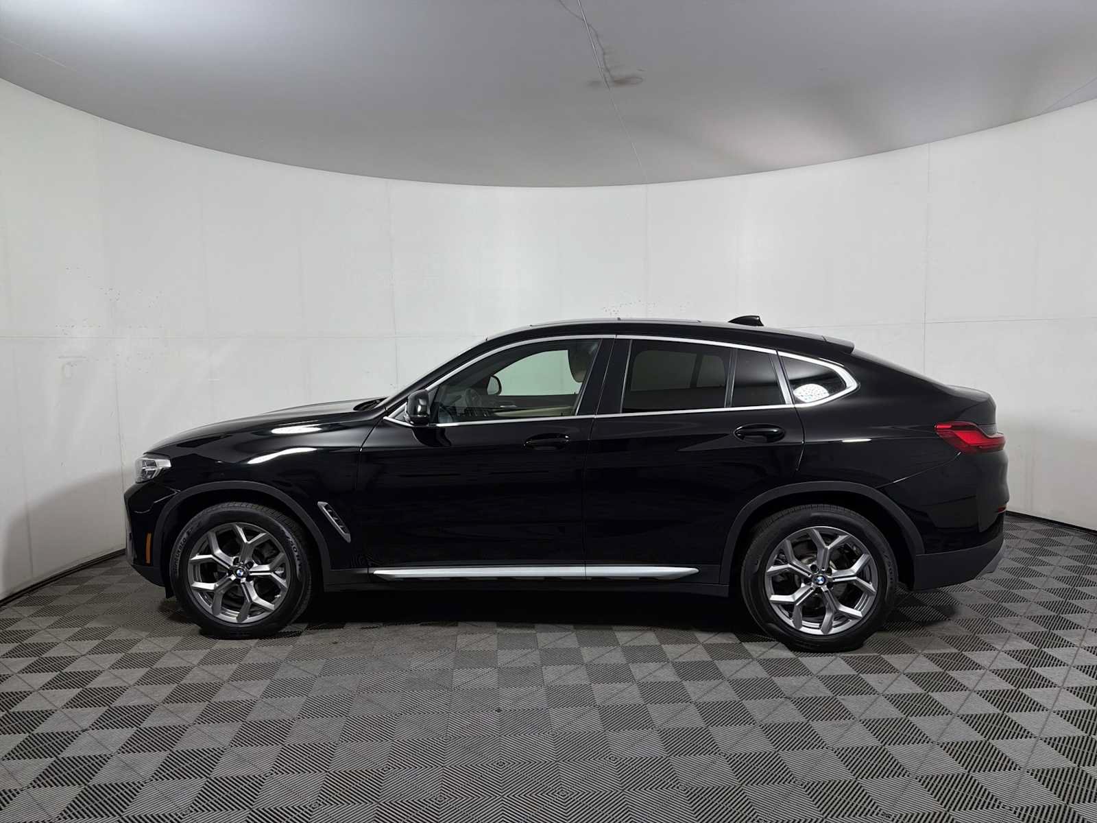 Used 2023 BMW X4 xDrive30i w/ Premium Package AWD/4WD image 4