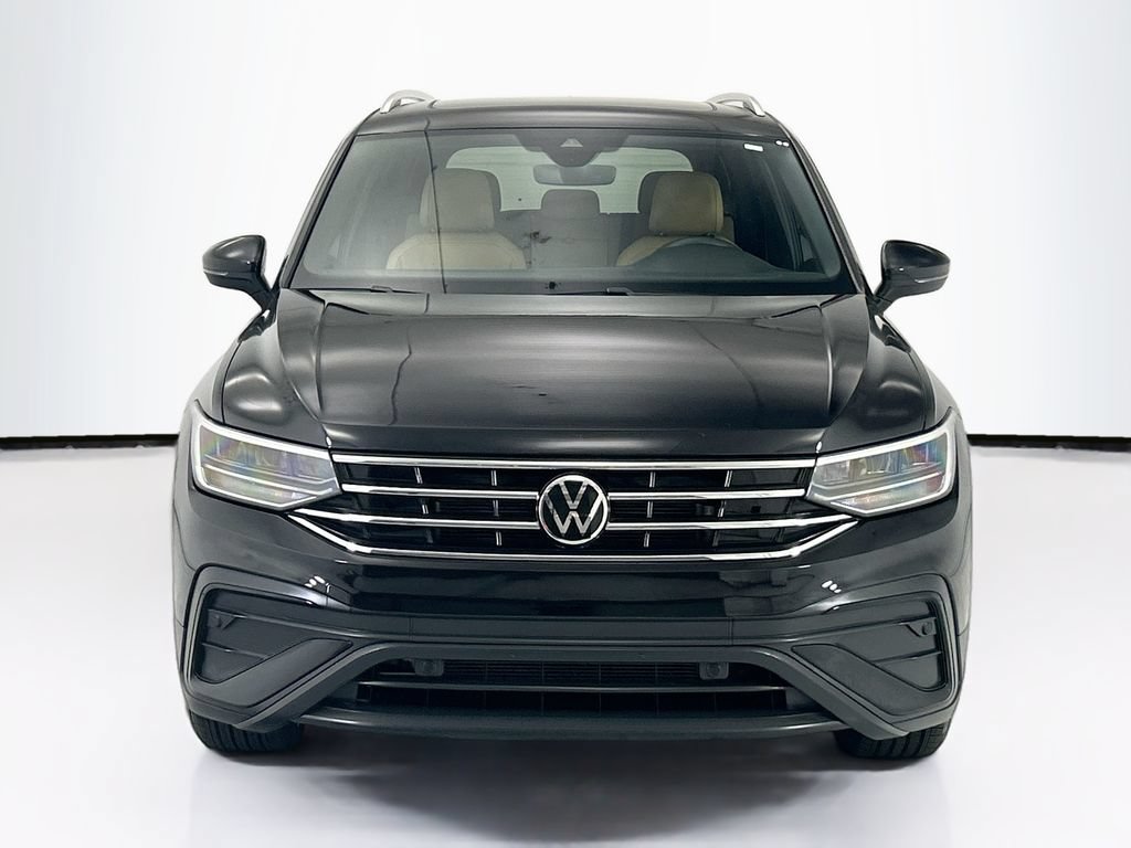 Used 2023 Volkswagen Tiguan SE w/ Panoramic Sunroof Package FWD image 2