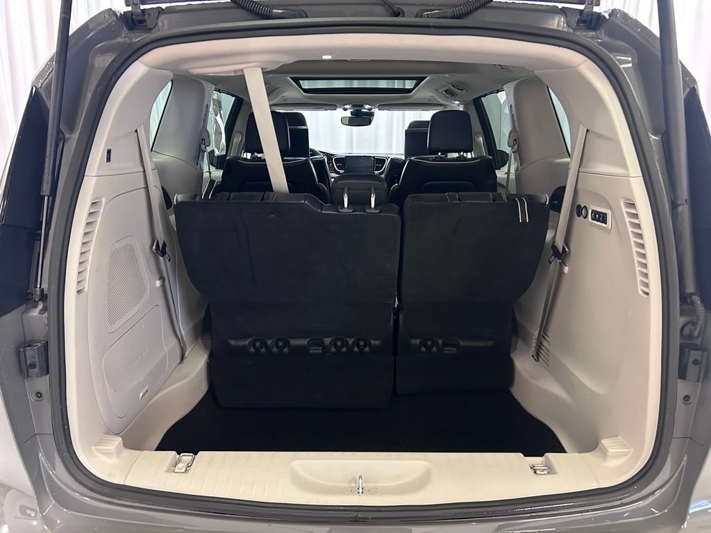 Used 2023 Chrysler Pacifica Limited w/ Uconnect Theater Family Group AWD/4WD image 31