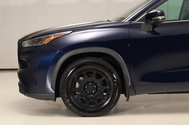 Used 2022 Toyota Highlander XLE image 2