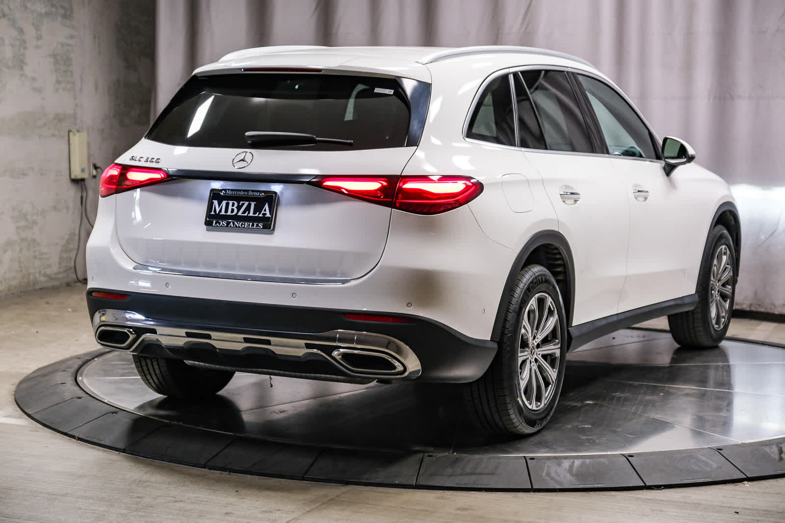 Used 2023 Mercedes-Benz GLC 300 image 4