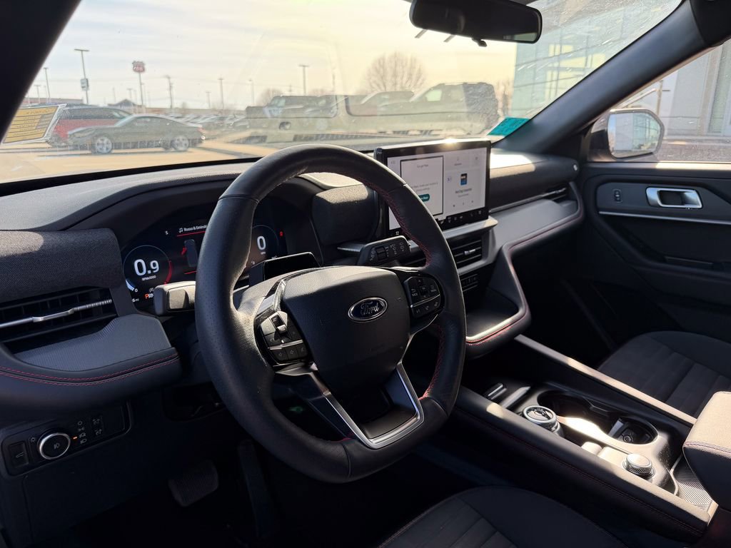 Used 2025 Ford Explorer ST-Line w/ ST-Line Street Pack image 9