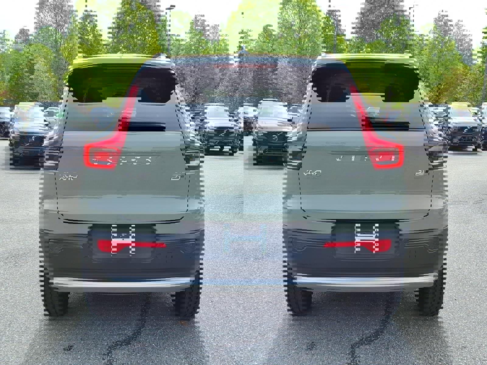 Certified 2023 Volvo XC40 B5 Plus w/ Protection Package Premier AWD/4WD image 4