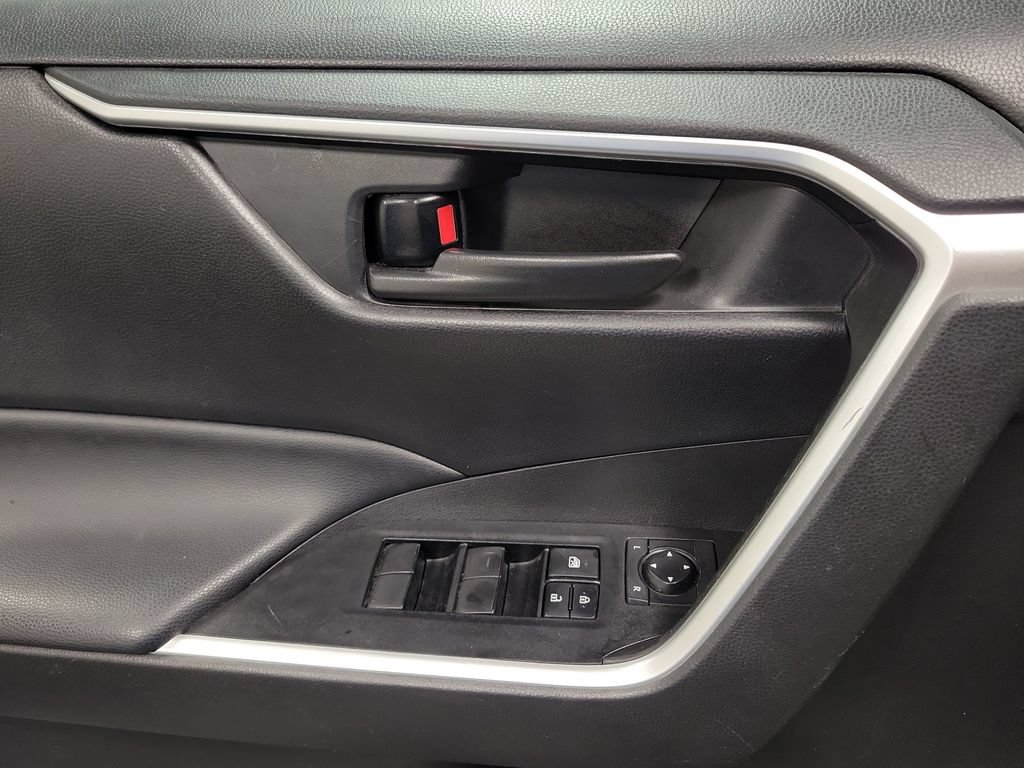 Used 2021 Toyota RAV4 LE AWD/4WD image 27
