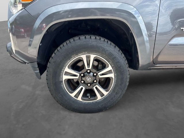 Used 2016 Toyota Tacoma TRD Sport w/ Towing Package RWD image 11
