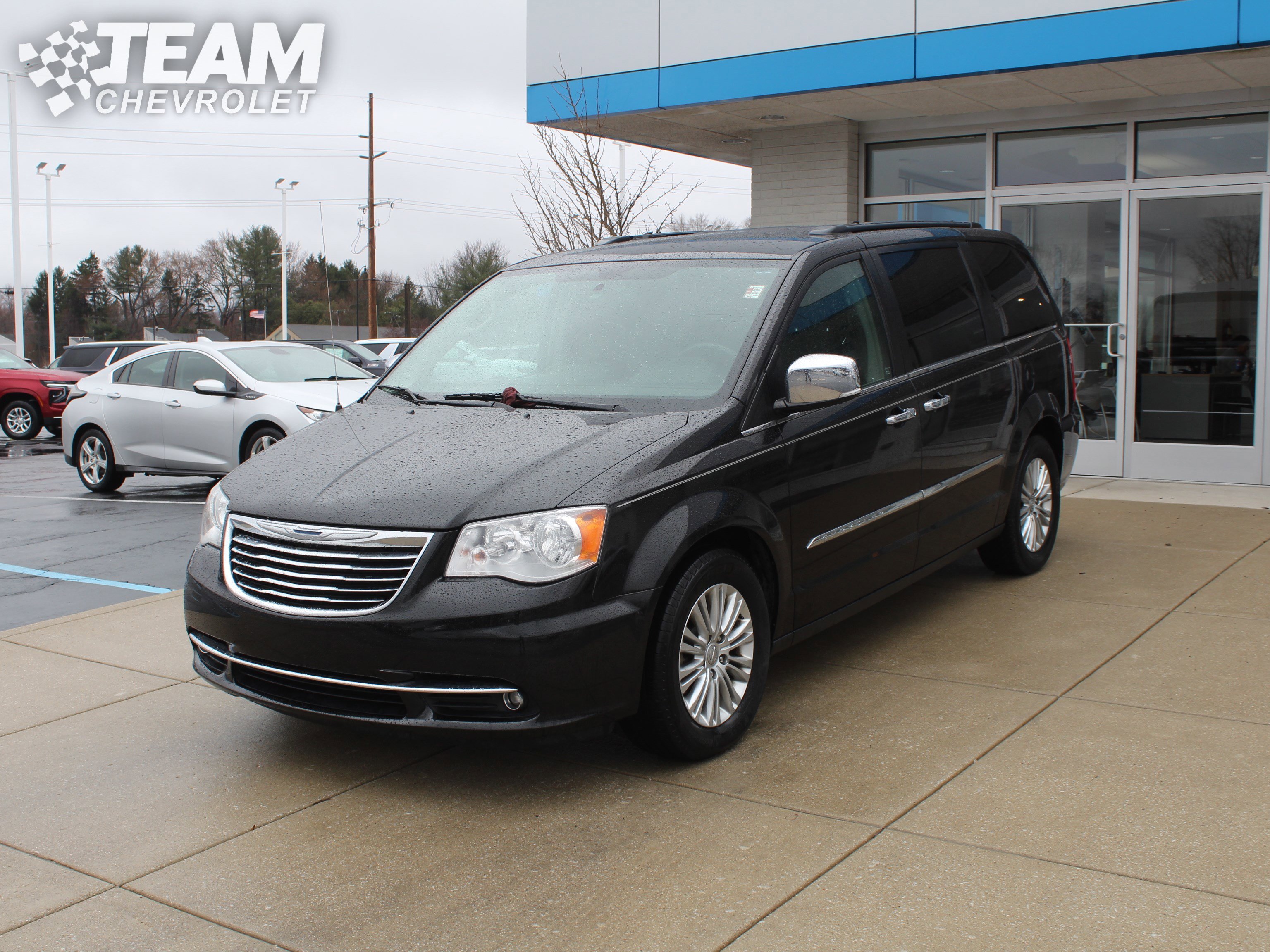 Used 2015 Chrysler Town & Country Touring-L w/ Driver Convenience Group image 8