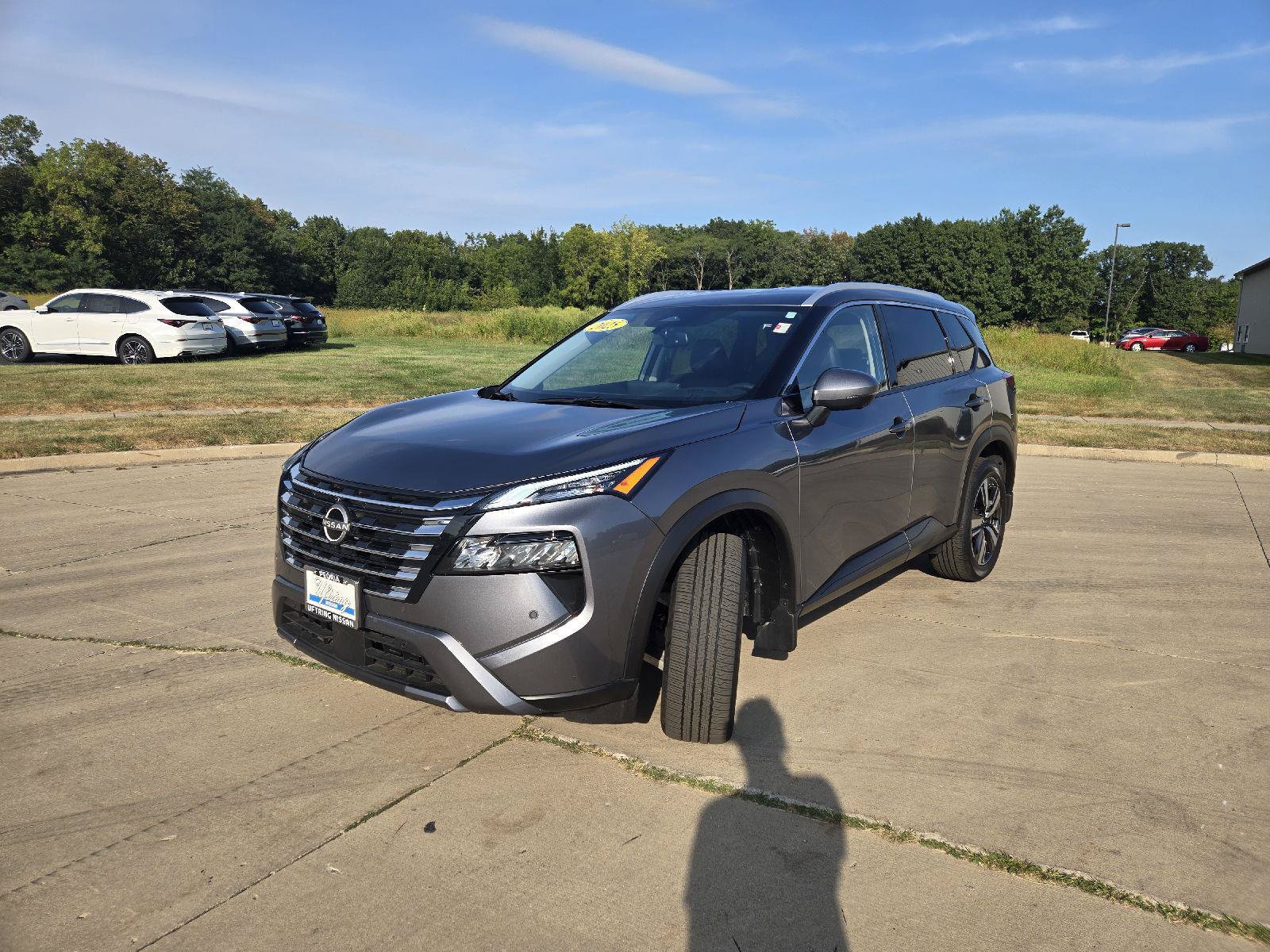 Used 2025 Nissan Rogue SL AWD/4WD image 4