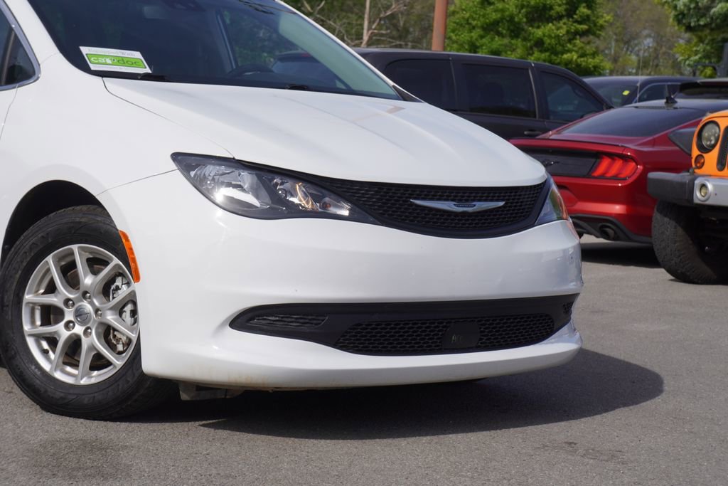 Used 2023 Chrysler Voyager LX image 3