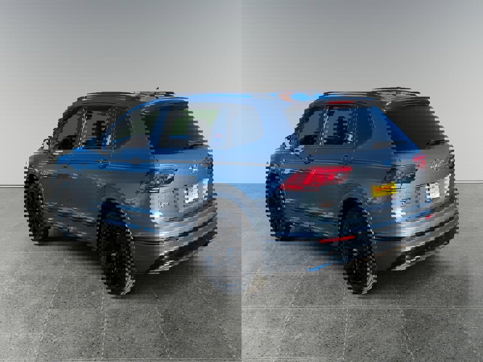 Used 2021 Volkswagen Tiguan SE R-Line image 3