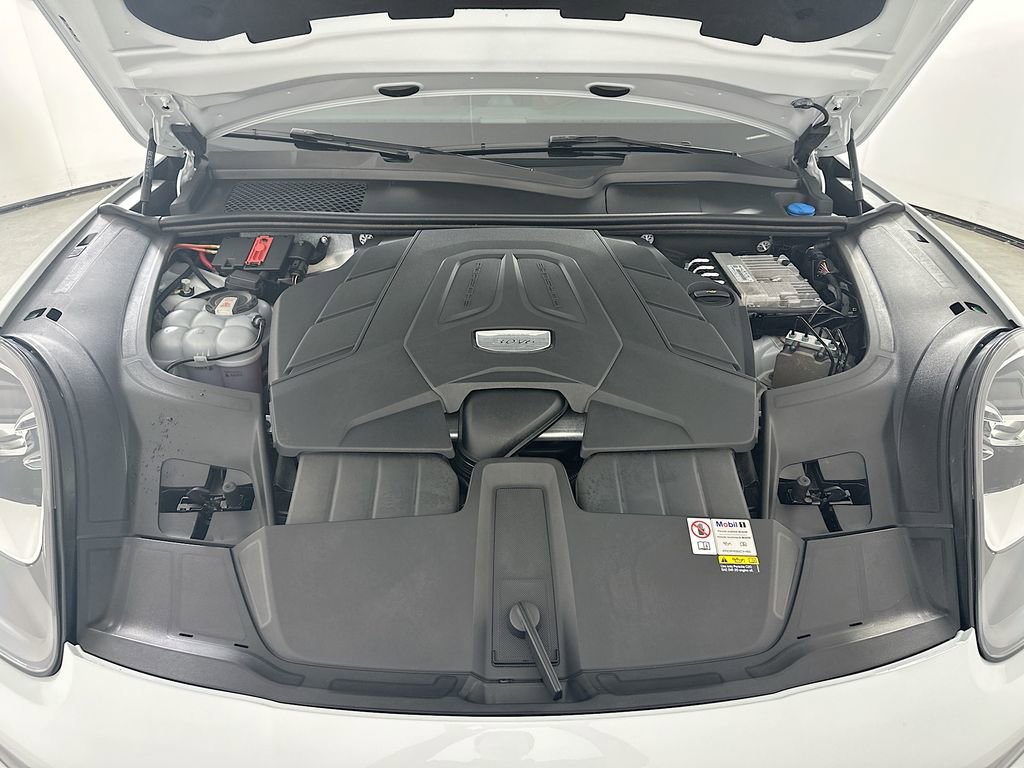 Certified 2023 Porsche Cayenne Platinum Edition image 31