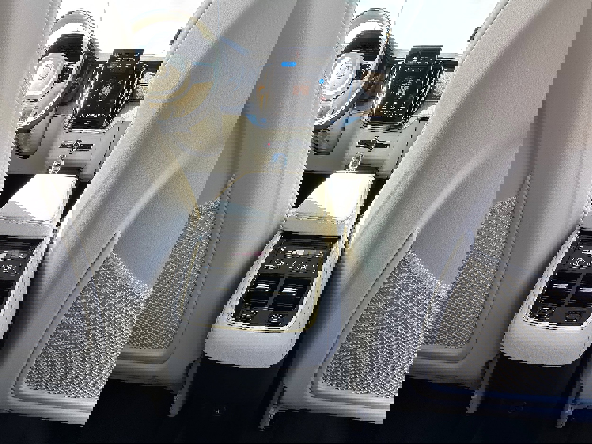 New 2026 Volvo XC90 B6 Ultra w/ Protection Package image 12