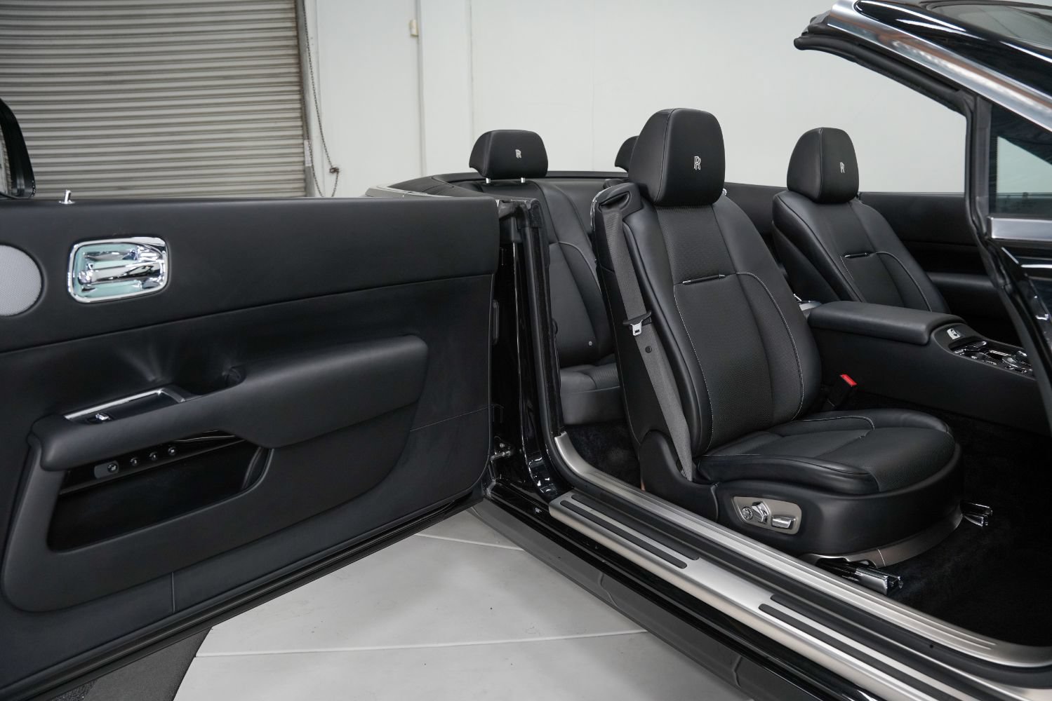 Used 2019 Rolls-Royce Dawn RWD image 27