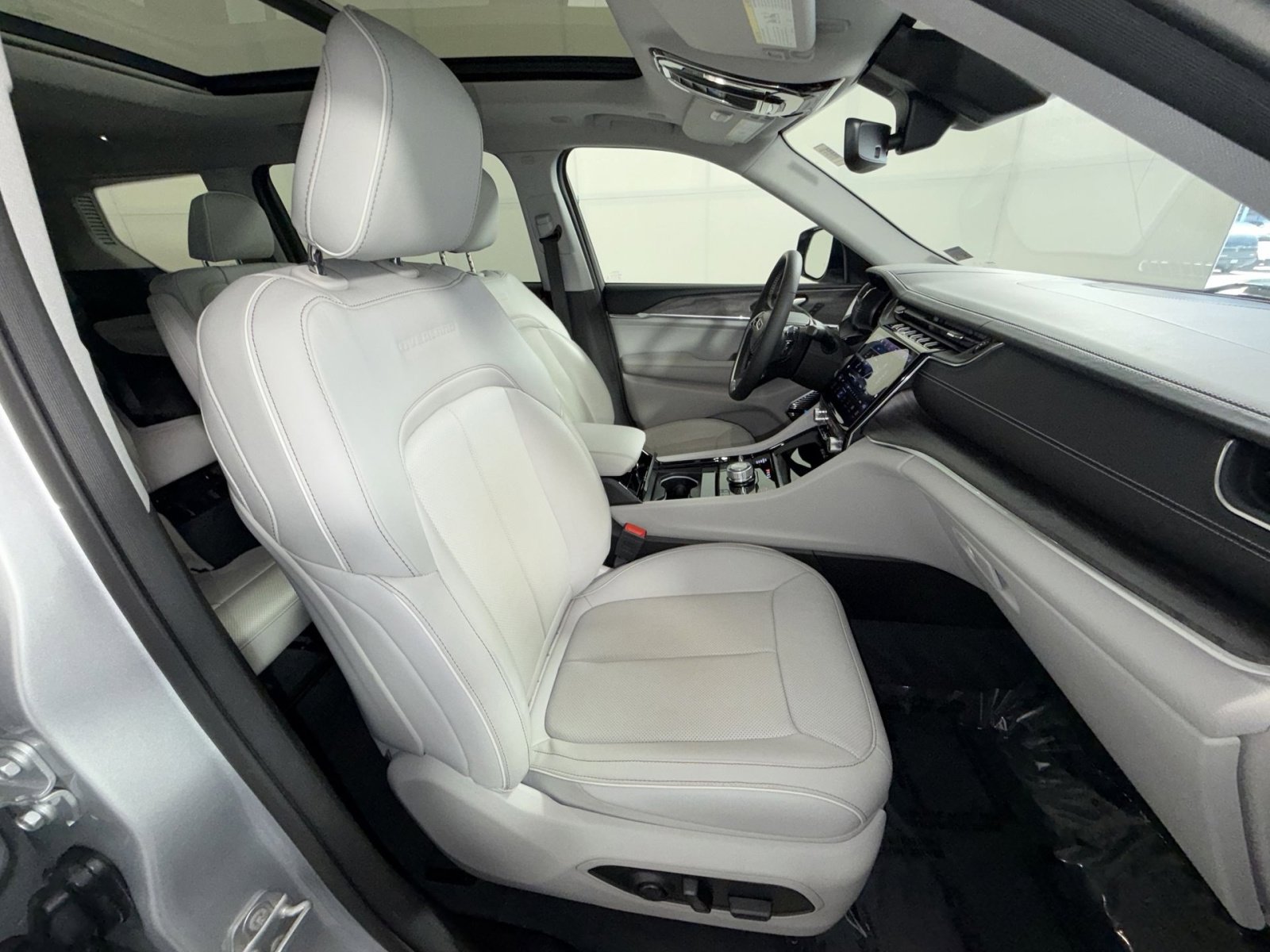 Used 2023 Jeep Grand Cherokee L Overland image 28