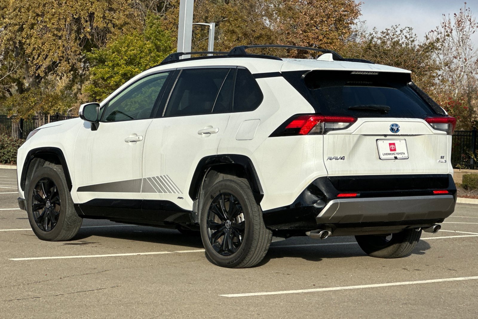 Used 2024 Toyota RAV4 SE image 6