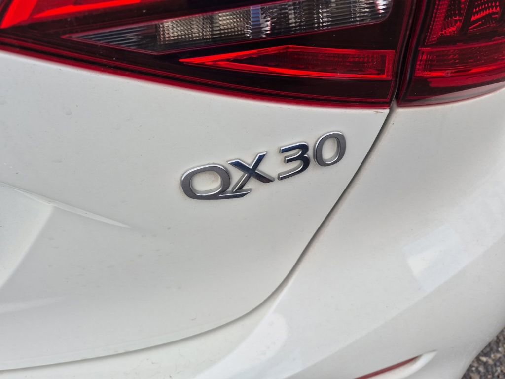 Used 2018 INFINITI QX30 FWD image 13
