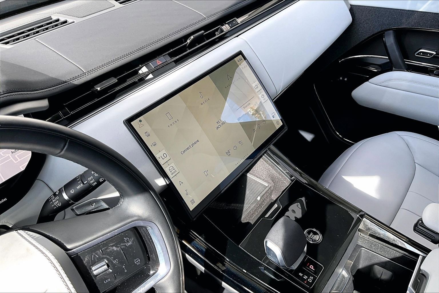 Used 2025 Land Rover Range Rover Sport image 32