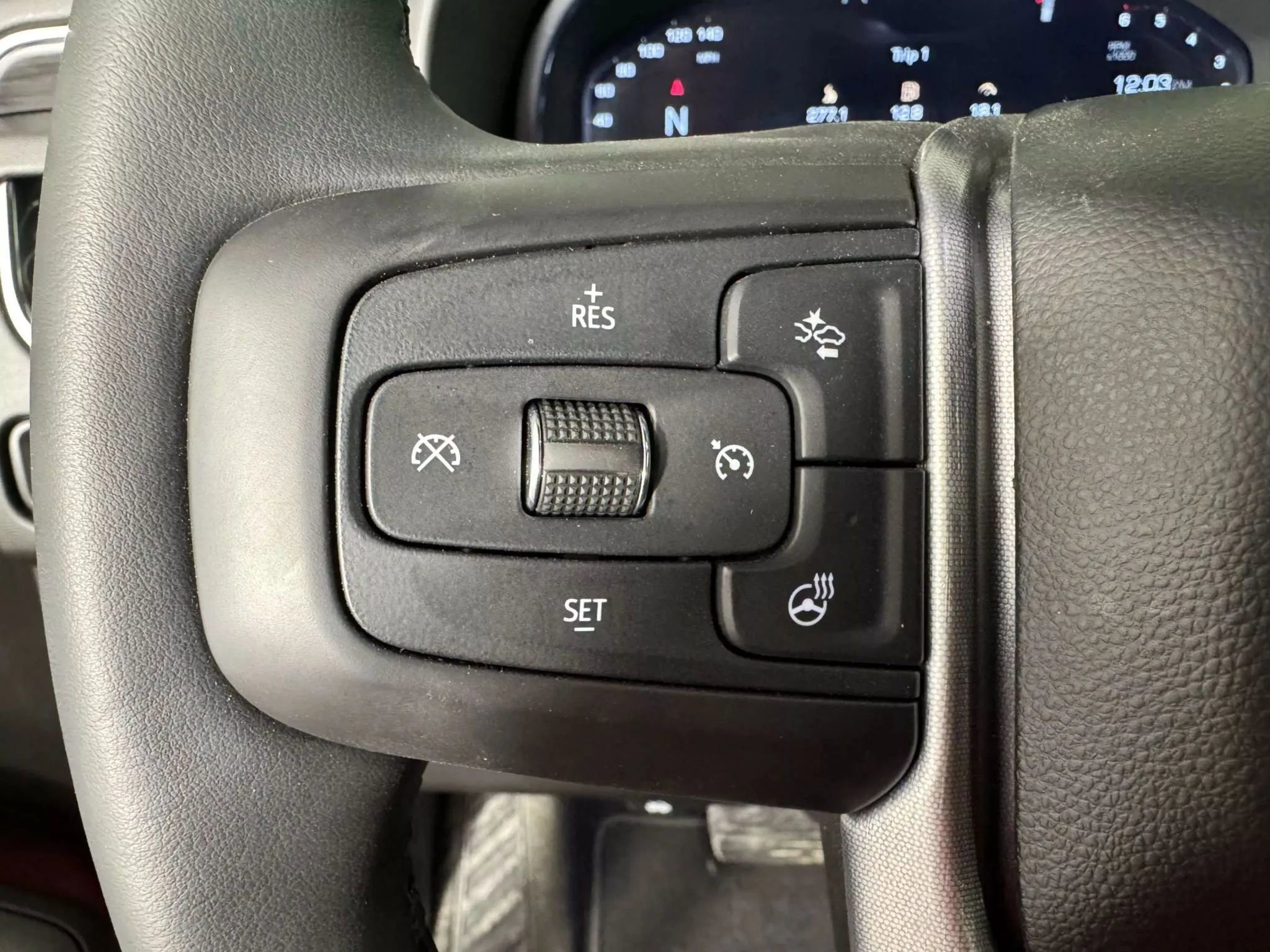 Used 2023 GMC Yukon SLT w/ SLT Luxury Package image 17