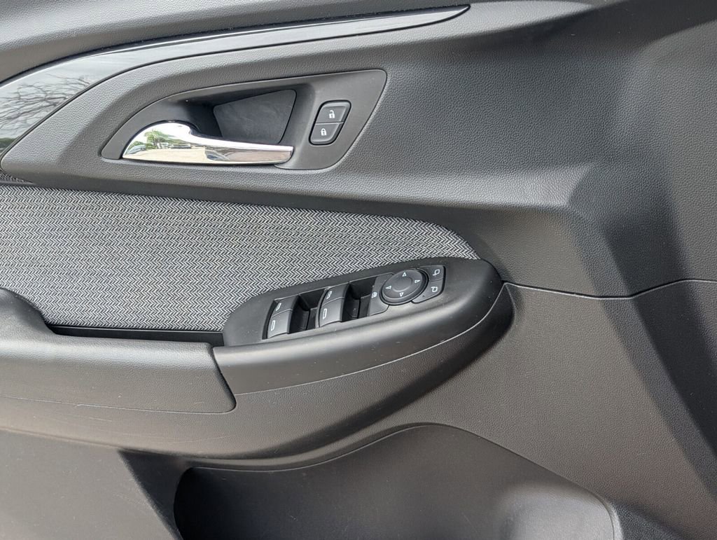 Used 2022 Chevrolet TrailBlazer LT FWD image 28