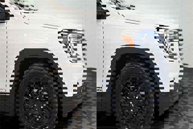 Used 2024 GMC Terrain SLT w/ Elevation Edition image 13