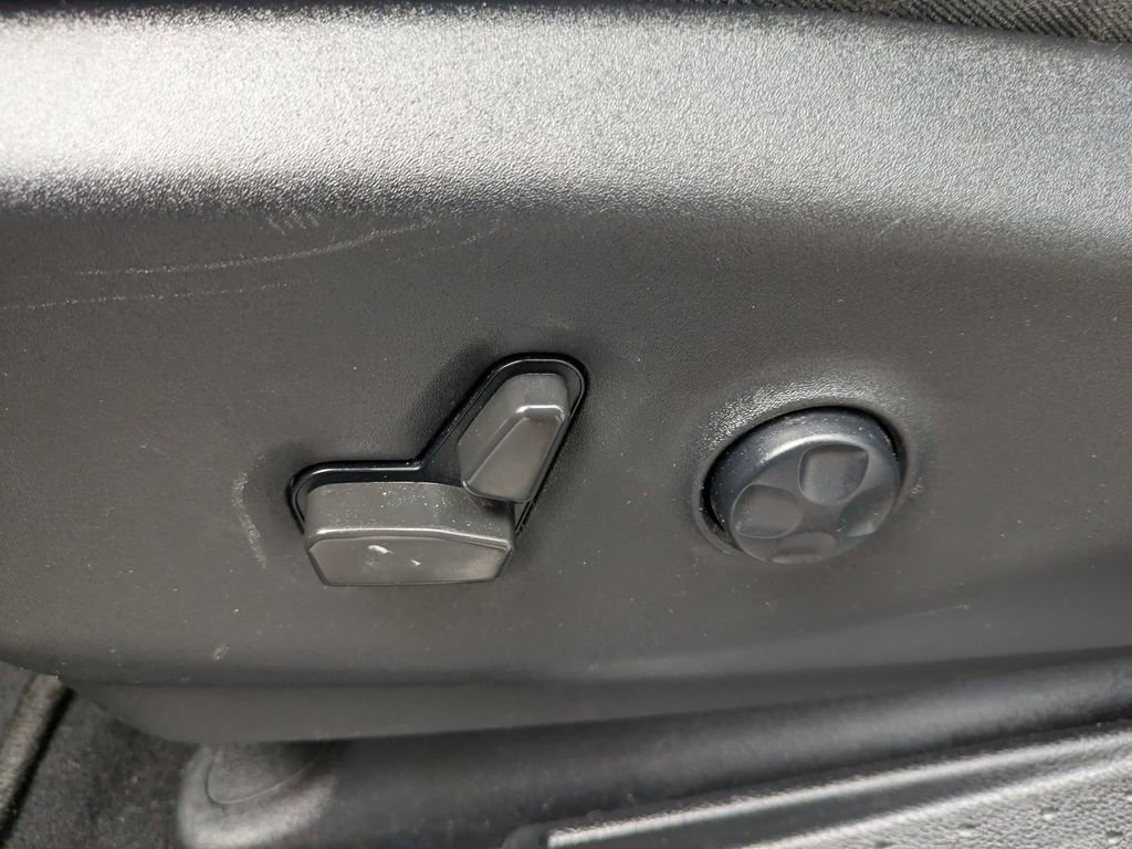 Used 2021 Chrysler Pacifica Limited w/ Uconnect Theater Family Group image 23