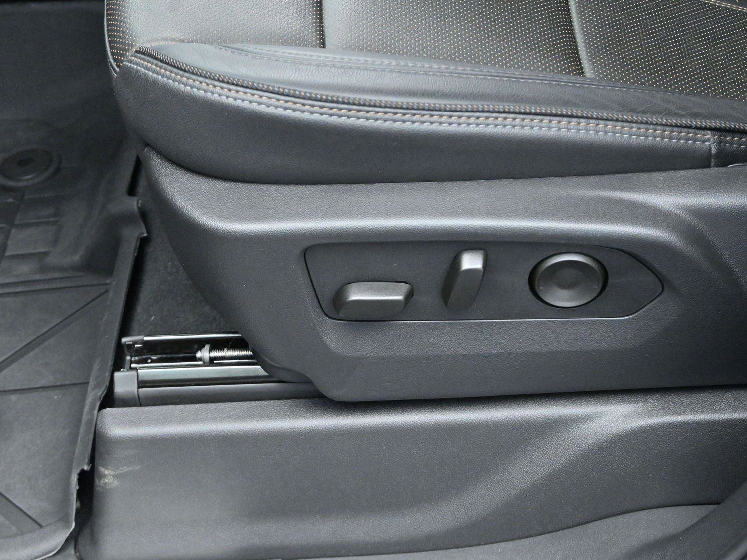 Used 2025 Chevrolet Silverado 1500 High Country w/ Technology Package AWD/4WD image 14