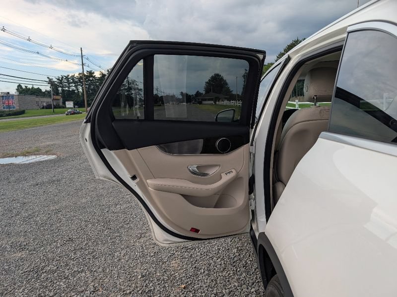 Used 2018 Mercedes-Benz GLC 300 4MATIC image 11
