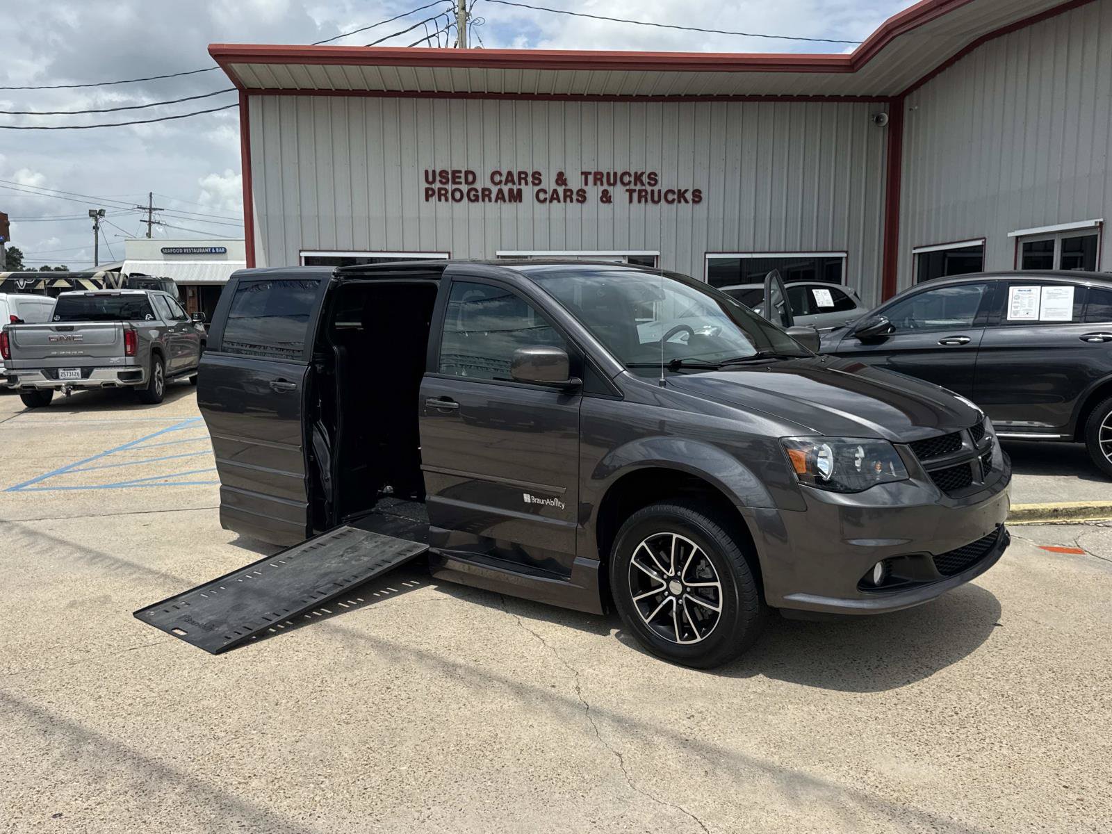 Used 2016 Dodge Grand Caravan R/T w/ Safety Sphere Group FWD image 2