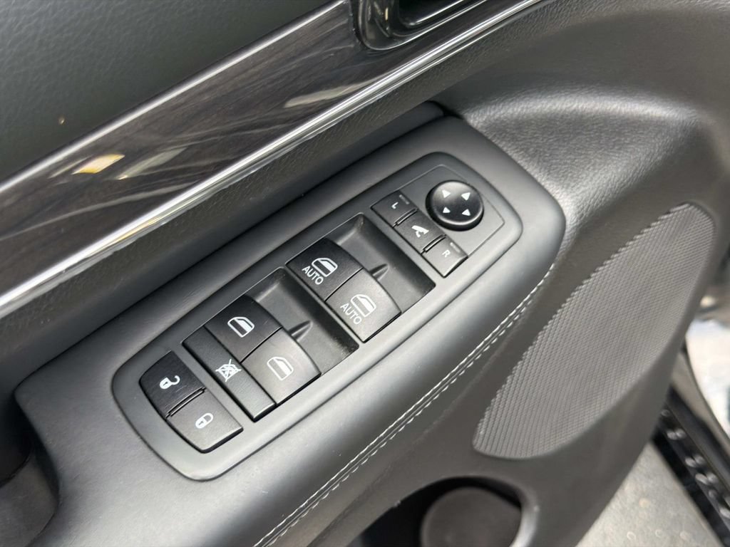Used 2020 Jeep Grand Cherokee Overland AWD/4WD image 19