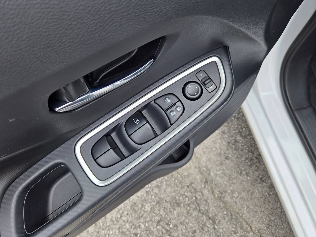 New 2025 Nissan Versa SR w/ Trunk Package FWD image 18