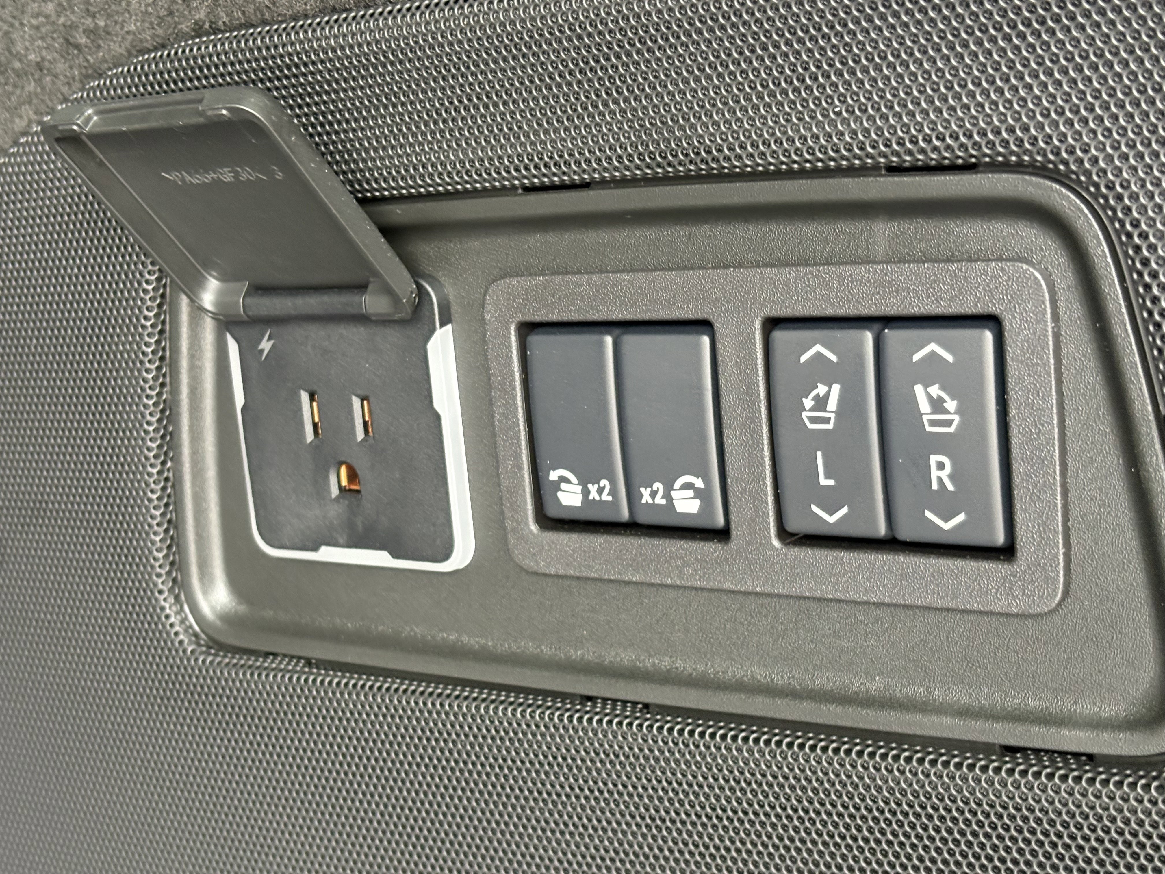 Used 2025 Cadillac Escalade V w/ LPO, ONYX Package image 10