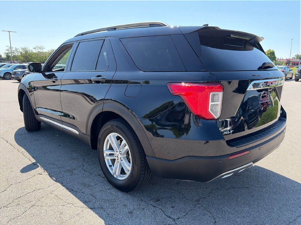 Used 2023 Ford Explorer XLT w/ Equipment Group 202A AWD/4WD image 4