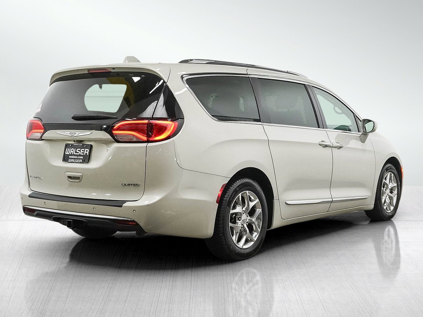 Used 2017 Chrysler Pacifica Limited w/ UConnect Theater Package FWD image 5