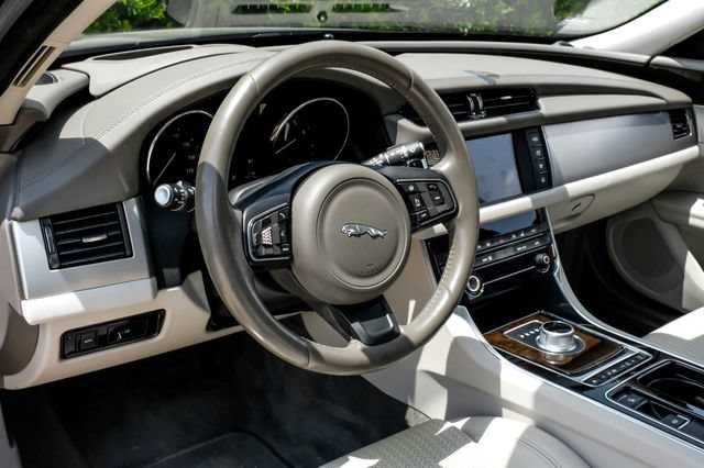 Used 2016 Jaguar XF Prestige RWD image 18