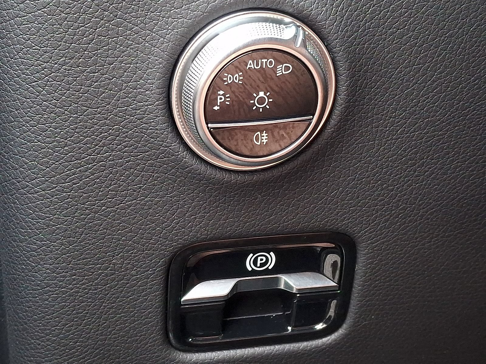 Used 2024 Mercedes-Benz GLC 300 4MATIC image 24
