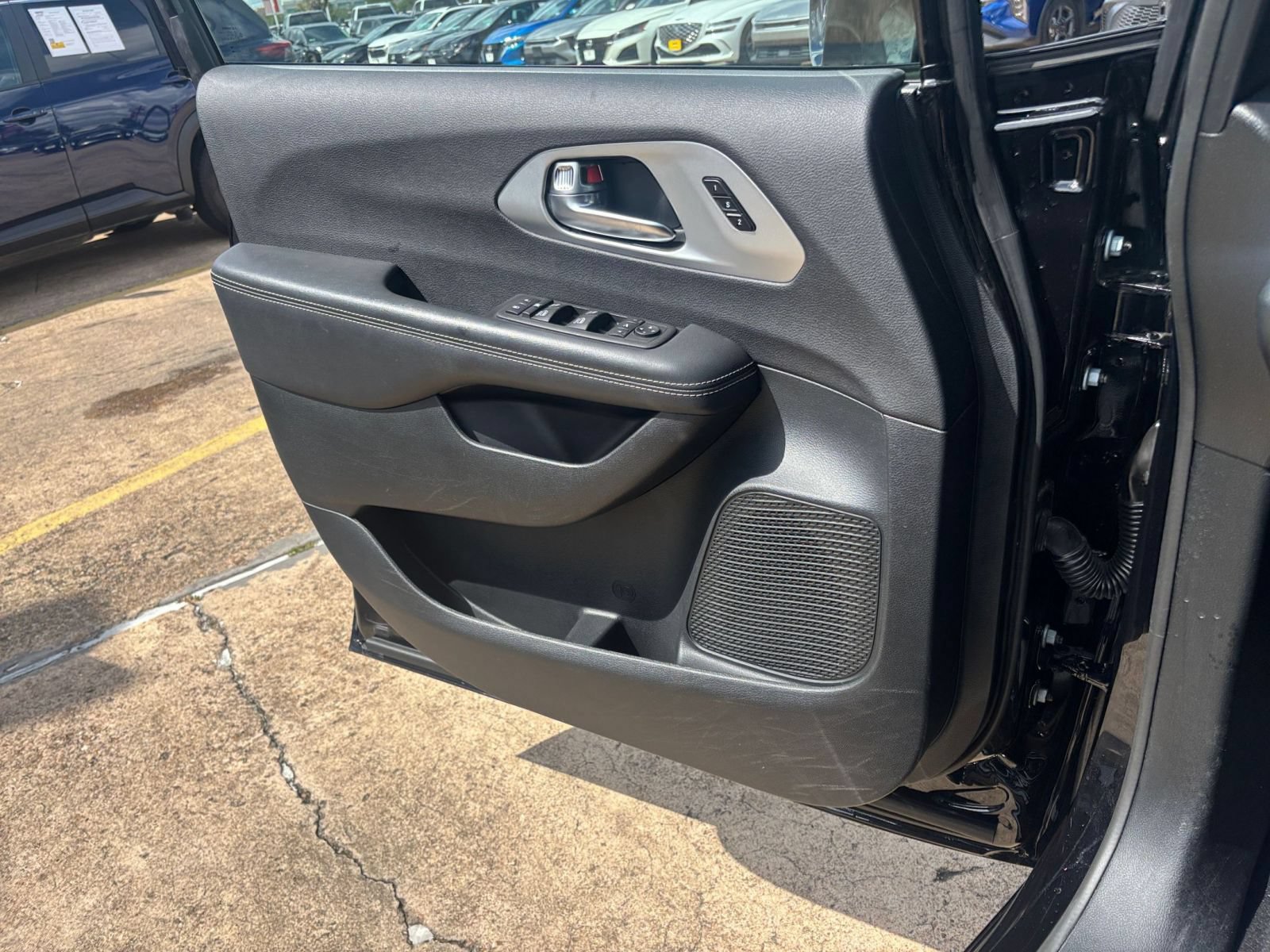 Used 2025 Chrysler Pacifica Limited FWD image 18