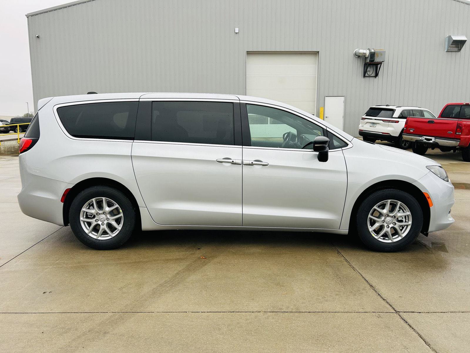 New 2026 Chrysler Voyager LX FWD image 40