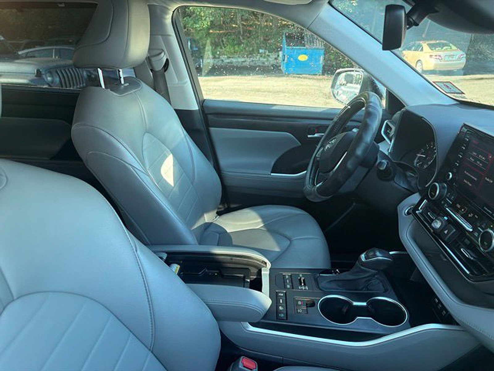 Used 2021 Toyota Highlander XLE AWD/4WD image 4