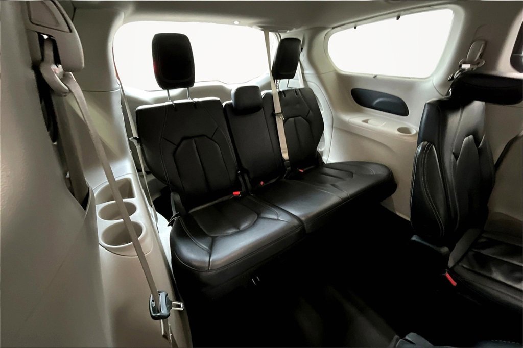 Used 2022 Chrysler Pacifica Touring-L image 24