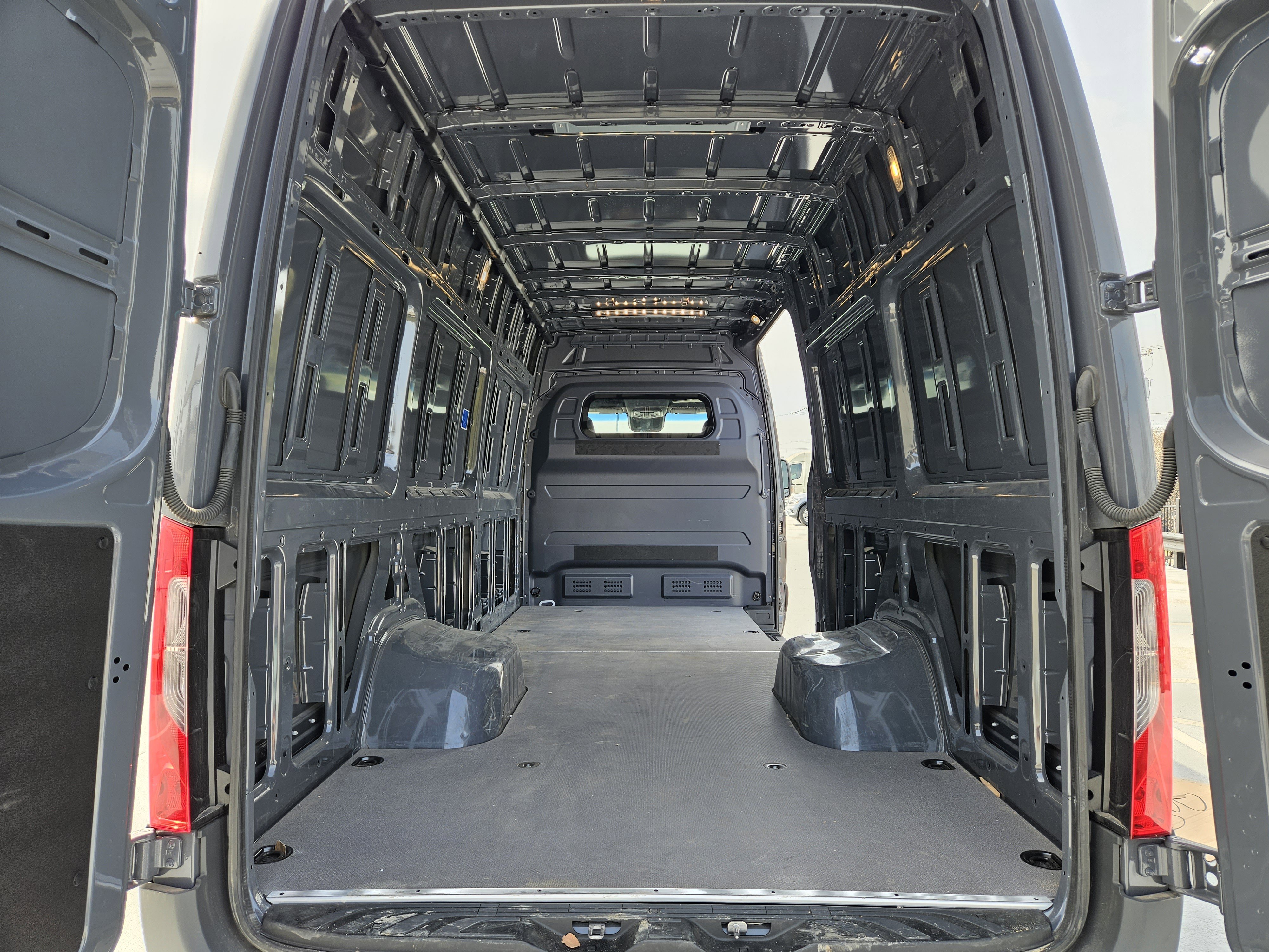 Used 2024 Mercedes-Benz Sprinter 3500 image 32