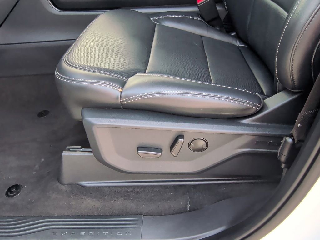 Used 2025 Ford Expedition Max Platinum w/ Stealth Appearance Package AWD/4WD image 14