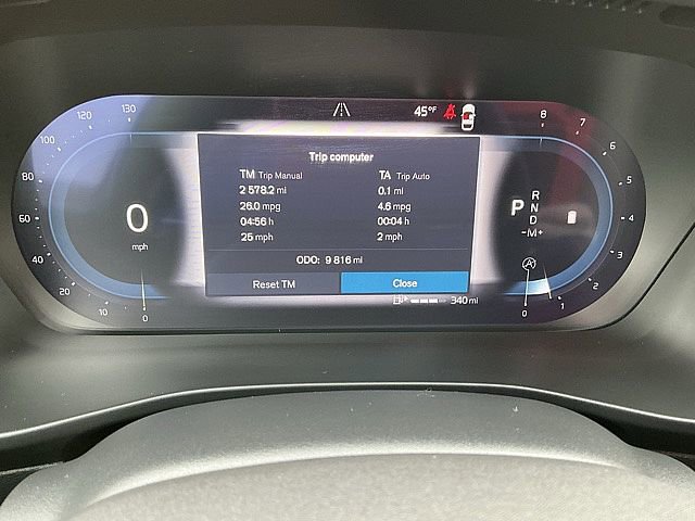 Used 2025 Volvo XC40 B5 Plus image 31