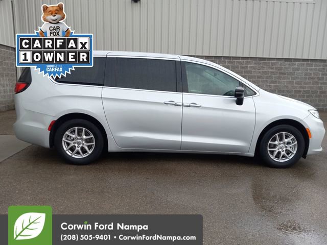 Used 2024 Chrysler Pacifica Touring-L image 2
