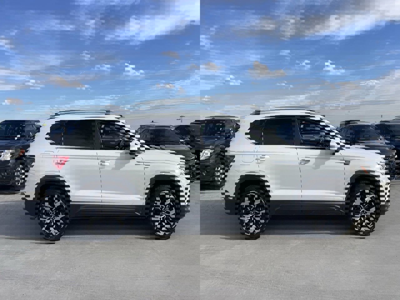 Used 2022 Volkswagen Taos SEL image 3