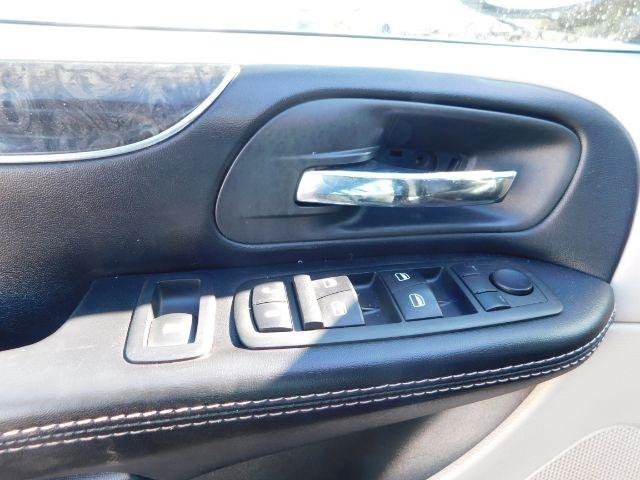 Used 2014 Chrysler Town & Country Touring image 12