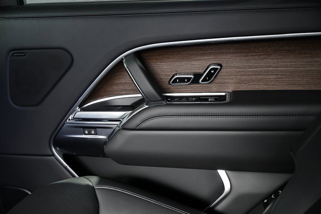 New 2025 Land Rover Range Rover Long Wheelbase SE image 32