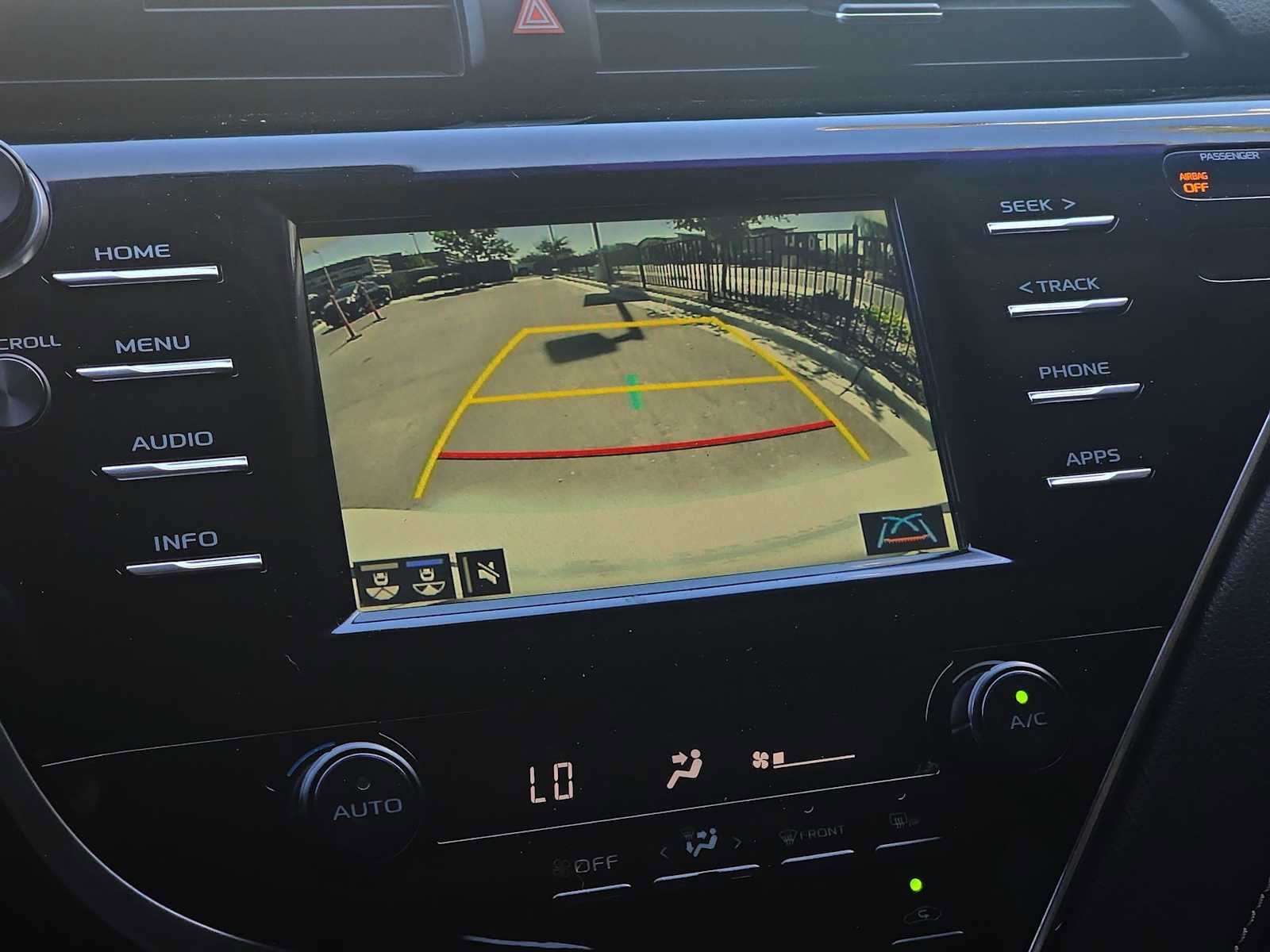 Used 2018 Toyota Camry SE w/ Moonroof Package FWD image 11