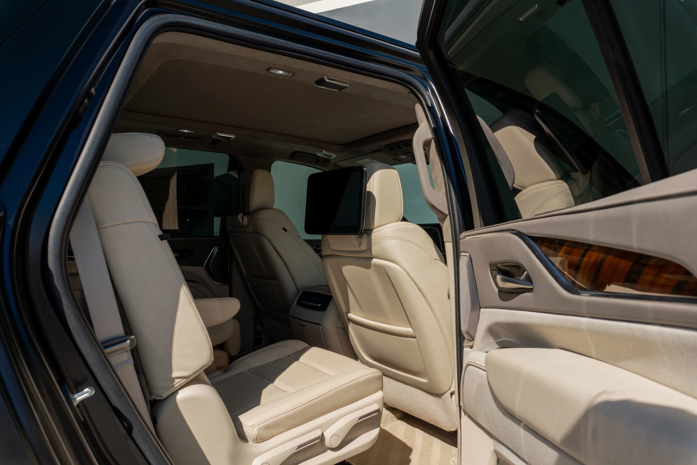 Used 2024 Cadillac Escalade Sport Platinum w/ LPO, ONYX Package image 63