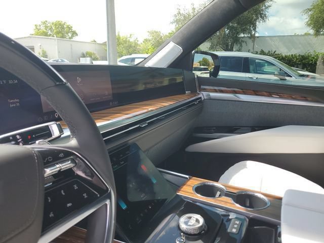 Certified 2026 Cadillac Escalade Platinum Sport w/ LPO, ONYX Package AWD/4WD image 23