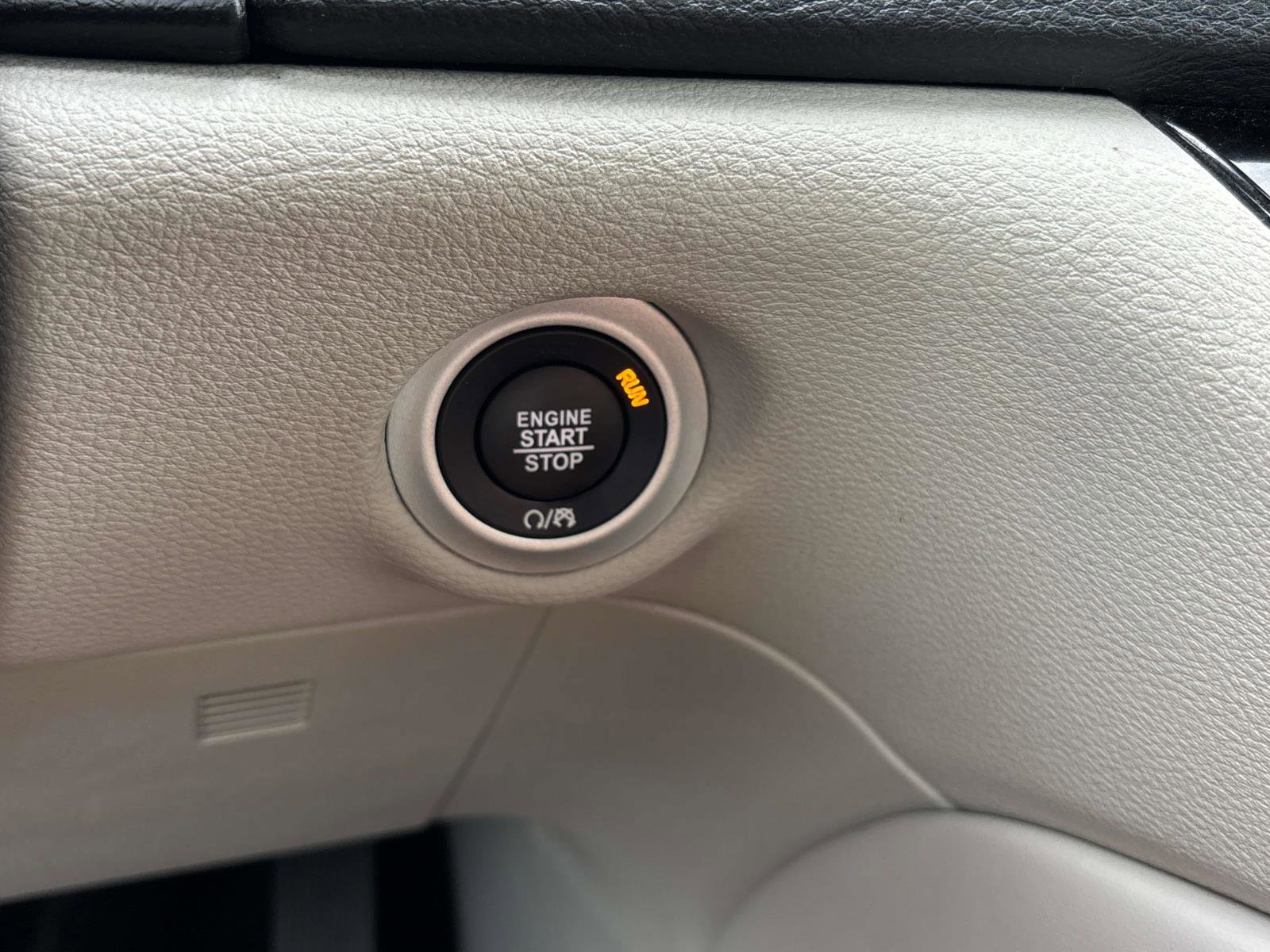 Used 2023 Chrysler Pacifica Limited image 31