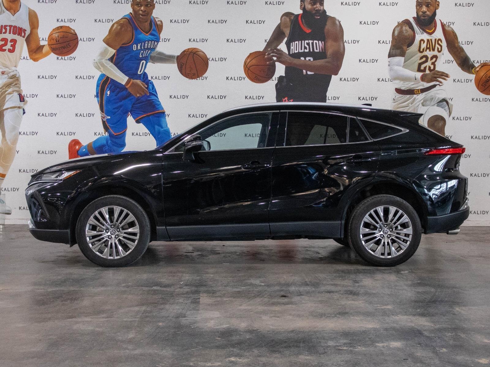 Used 2023 Toyota Venza XLE image 16